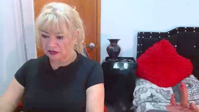 URSULAWHITE69 live cam on Cam4