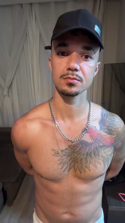 Uberativo live cam on Cam4