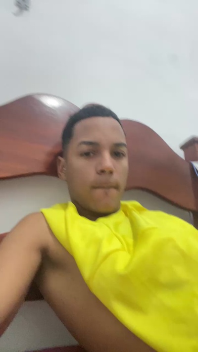 Uelingtonmoreno live cam on Cam4