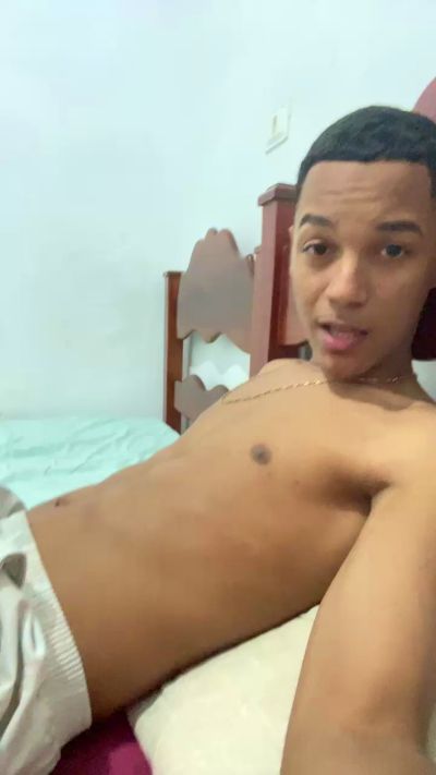 Uelingtonmoreno live cam on Cam4