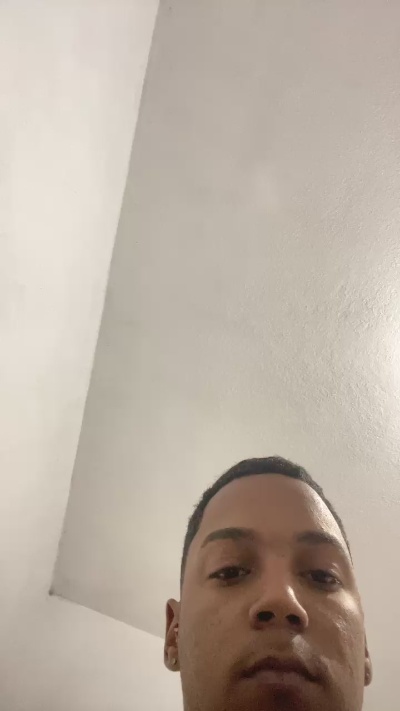 Uelintom89 live cam on Cam4