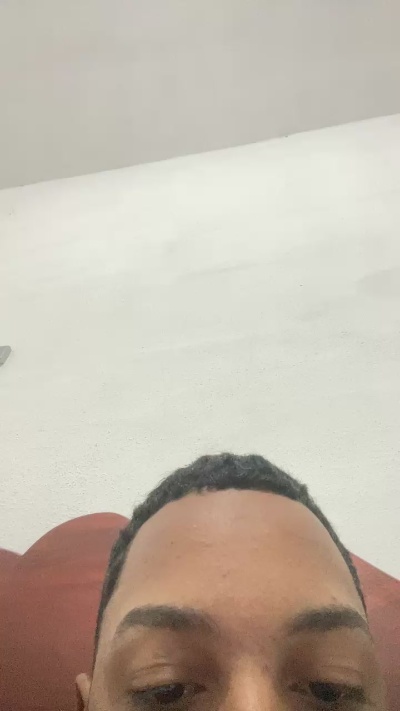 Uelintom89 live cam on Cam4