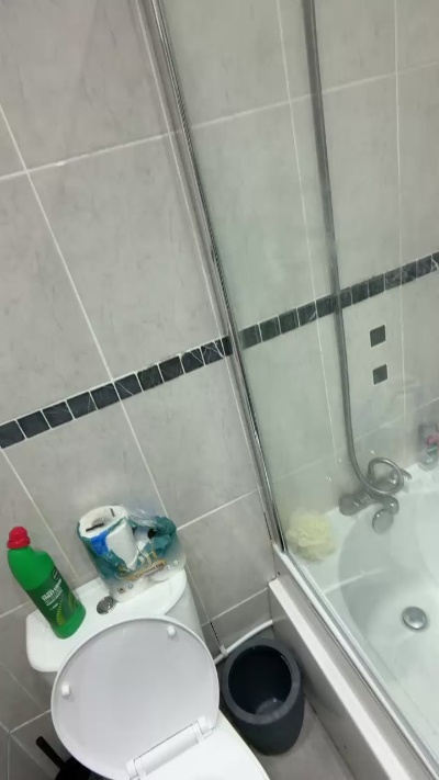 le modèle Uknewguy400000 est en webcam porno dans un show sur le site cam4, il possède les tags suivants: 