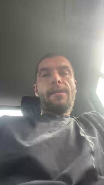 le modèle Uknownlfc est en webcam porno dans un show sur le site cam4, il possède les tags suivants: amateur,cum,c2c,bigdick,anal