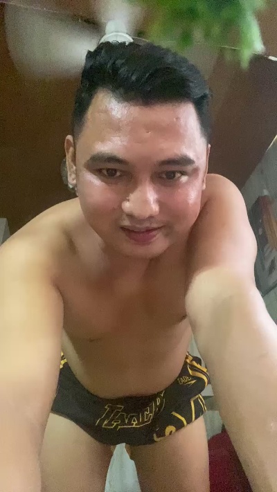 Ur_Hotchubby live cam on Cam4