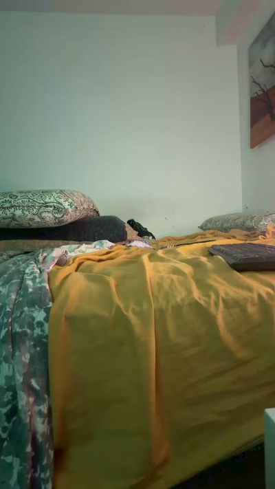 Uriel_23 live cam on Cam4