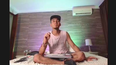 Valentino_Vega live cam on Cam4