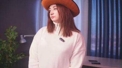 Живая веб-камера VerdaBroadstone, женщина, страна Соединённые Штаты