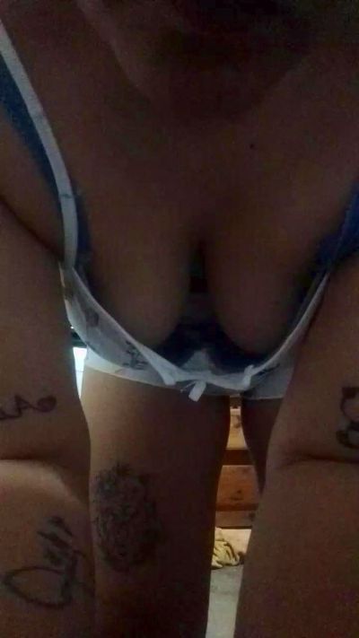 Viki23 live cam on Cam4
