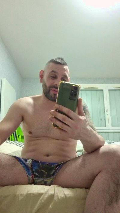 Vinssou92 live male webcam from France