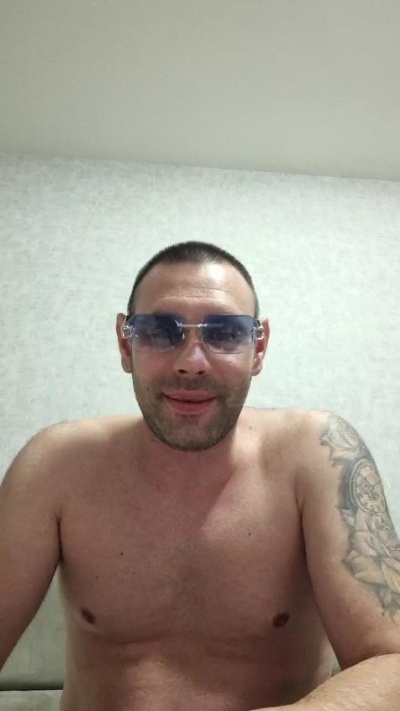 Vinssou92 live cam on Cam4