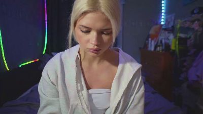 WakeWakee live cam on Cam4
