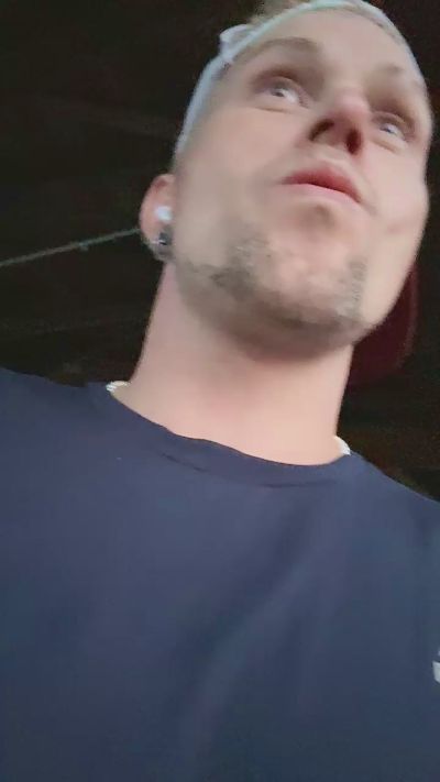 WeKnowOurWorth live cam on Cam4
