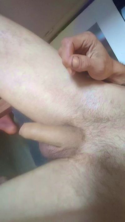 Weezer82 live cam on Cam4