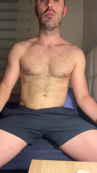 WhiteAndHairy live cam on Cam4