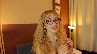 Wini_fer live cam on Cam4
