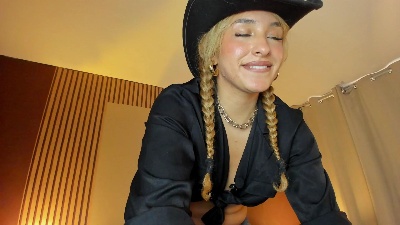 Wini_fer live cam on Cam4