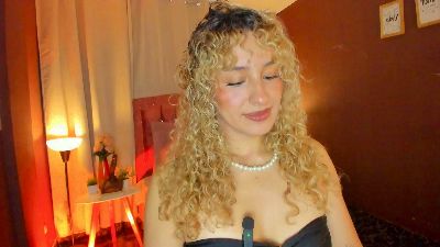 Wini_fer live cam on Cam4
