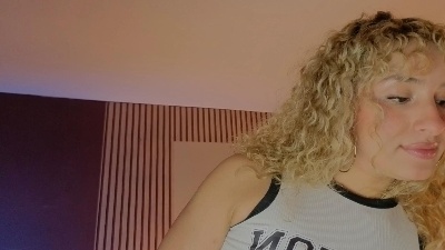 Wini_fer live cam on Cam4