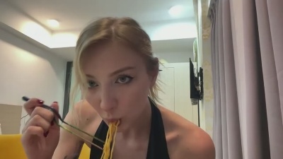 XochitlBrydon live cam on Cam4