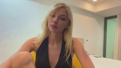 XochitlBrydon live cam on Cam4