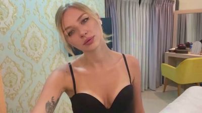 XochitlBrydon live cam on Cam4