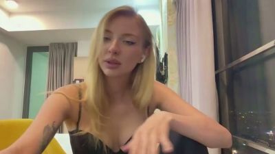 XochitlBrydon live cam on Cam4