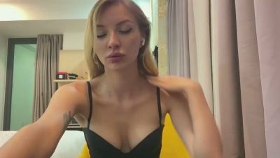 XochitlBrydon live cam on Cam4