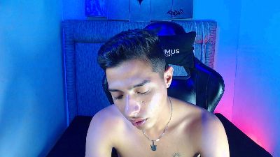 YUZTIN_LITTLE live cam on Cam4