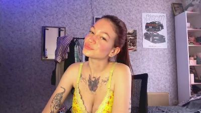 YaniraWeber live cam on Cam4