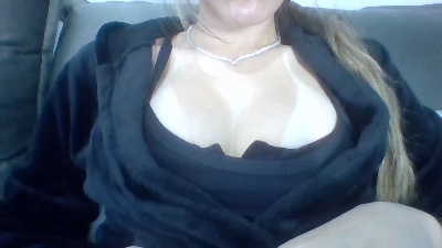 Yasmynleal live cam on Cam4