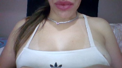 Yasmynleal live cam on Cam4