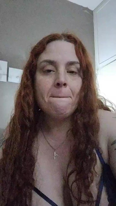 Yaya2065 live cam on Cam4