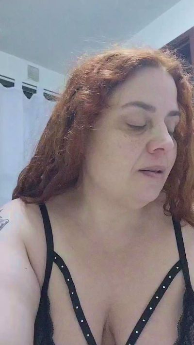 Yaya2065 live cam on Cam4