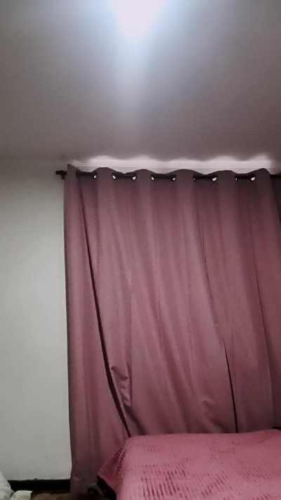 Yennyaurar live cam on Cam4