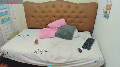 Yeseniaa_25 live cam on Cam4