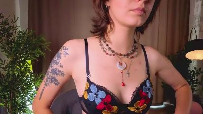YesseniaMudrick live cam on Cam4