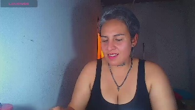 Yessi_rouse live cam on Cam4