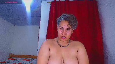 Yessi_rouse live cam on Cam4