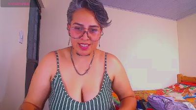 Yessi_rouse live cam on Cam4