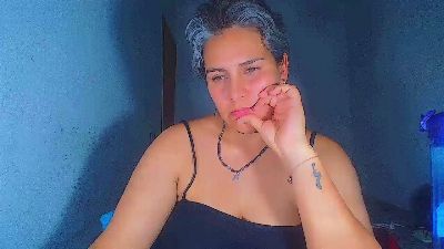 Yessi_rouse live cam on Cam4