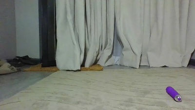 Yiarah1 live cam on Cam4