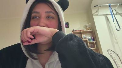 YingPopichak live cam on Cam4