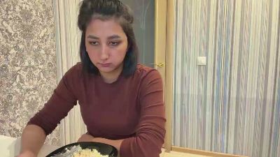 YingPopichak live cam on Cam4