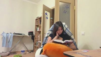 YingPopichak live cam on Cam4