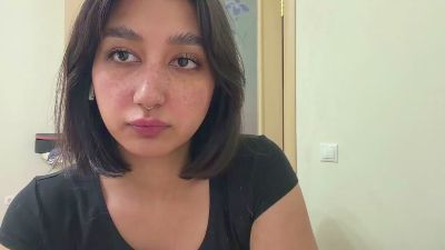 YingPopichak live cam on Cam4