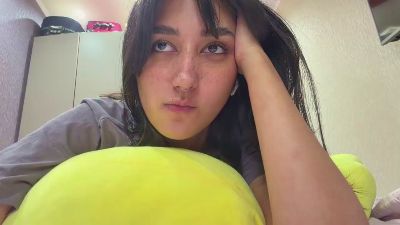YingPopichak live cam on Cam4