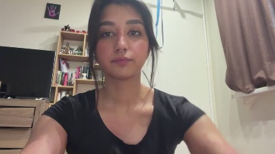 YingPopichak live cam on Cam4