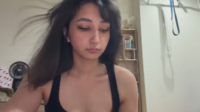 YingPopichak live cam on Cam4
