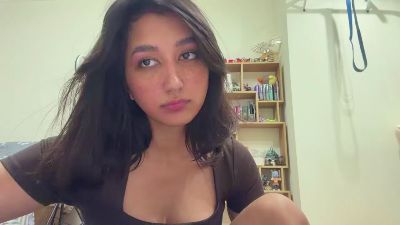 YingPopichak live cam on Cam4